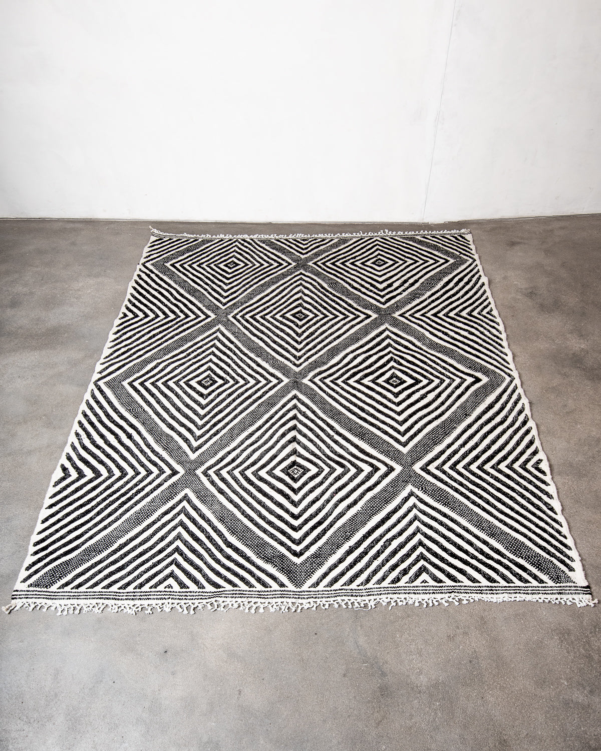 Modern, handcrafted Berber rug from Morocco. Flat-woven Kelim carpet in black and white design. Made of 100% wool.